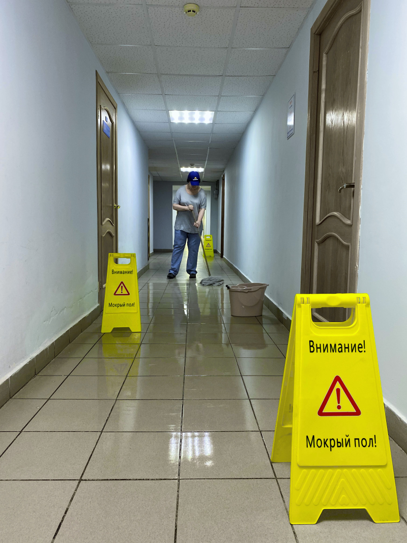 Знак напольный «Внимание! Мокрый пол»